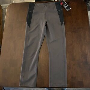 NWT Under Armour Women's Gray and Black Heat Gear Capri Leggings Size Small